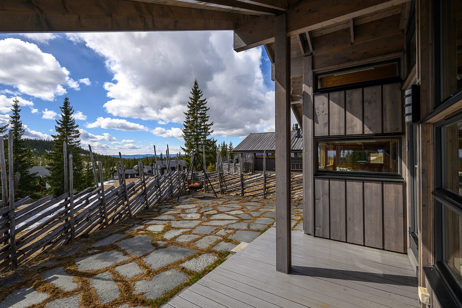 Den overbygde terrassen er et lunt og fint sted å slappe av etter en dag ute på tur. Galleribilde
