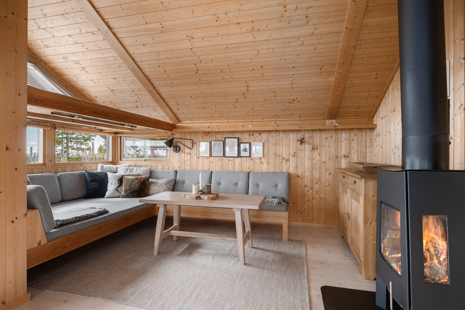 Den plassbygde sofaen utnytter arealet optimalt og skaper en hyggelig samlingsplass. Galleribilde