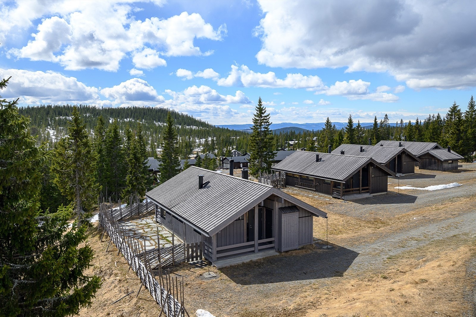 Området byr på flotte turmuligheter både sommer og vinter, med kort vei til Sjusjøen Skisenter. Galleribilde