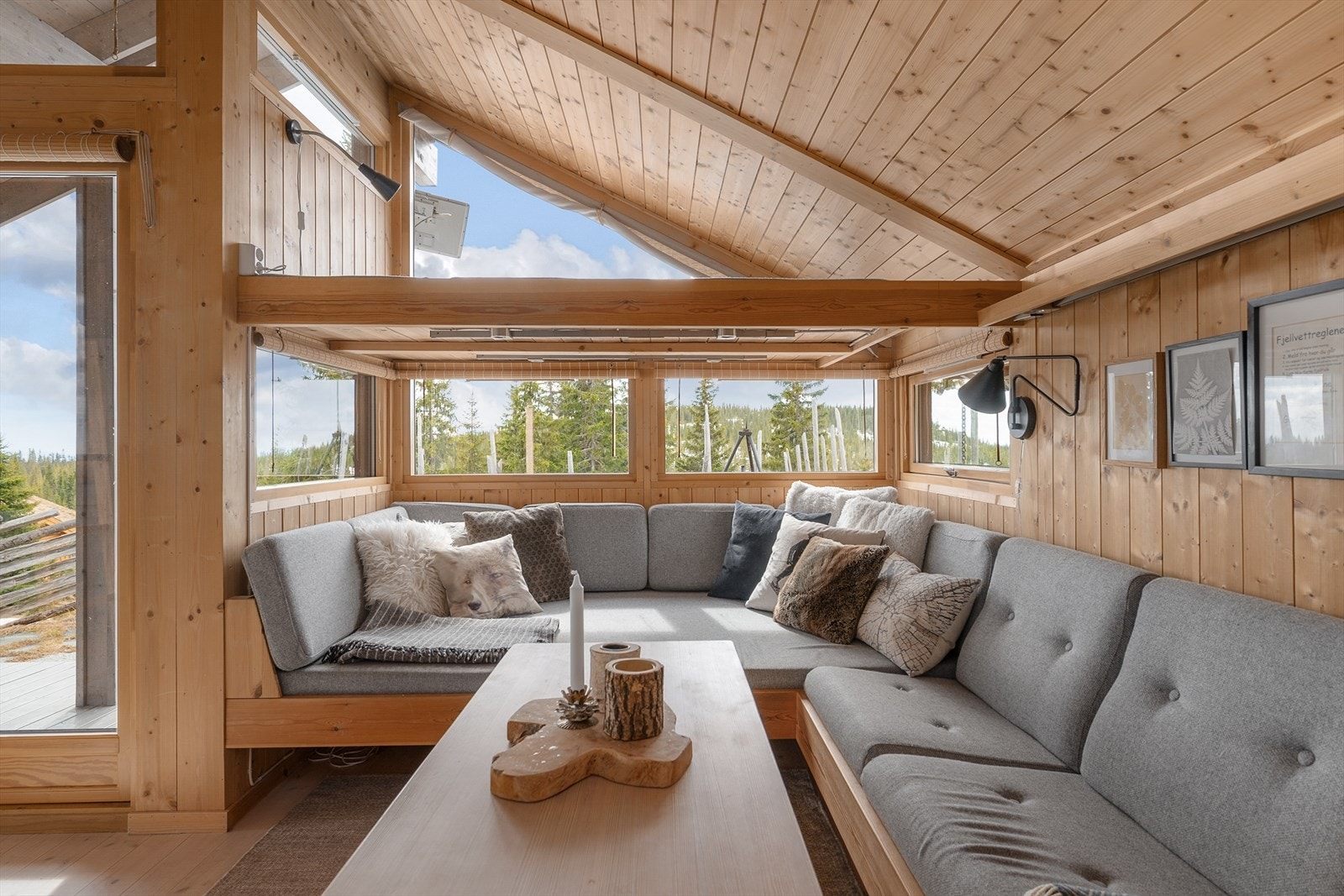 Store vinduer slipper inn rikelig med lys i stua og bidrar til en fin romfølelse. Galleribilde