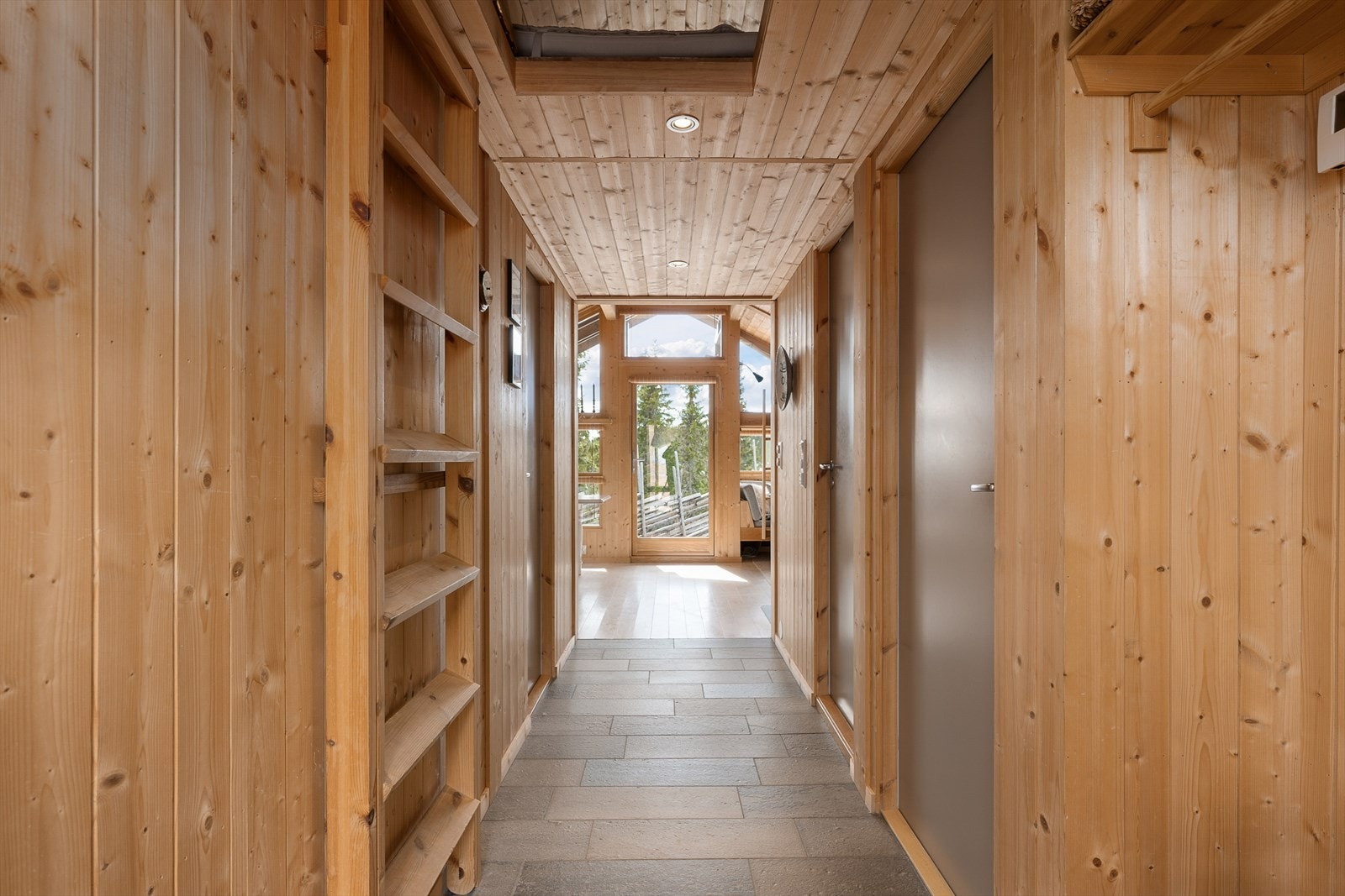 Gangen binder sammen soverommene og badet med det sosiale allrommet. Galleribilde