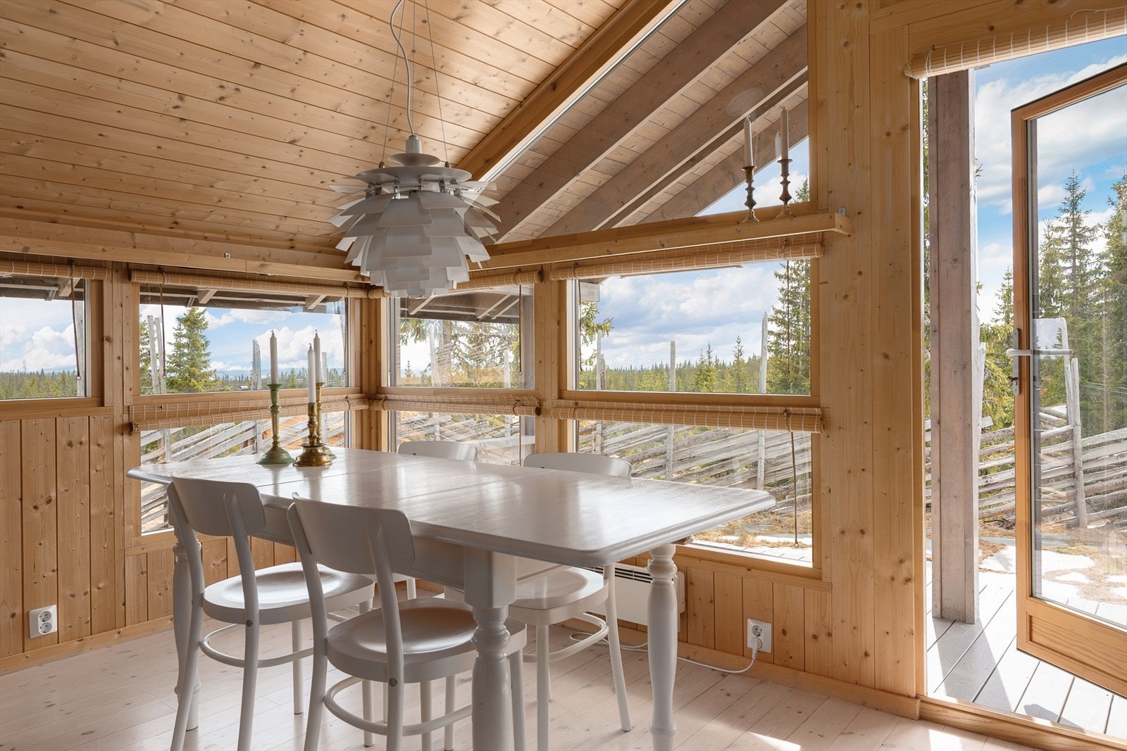 Fra spiseplassen er det direkte utgang til den overbygde terrassen. Galleribilde
