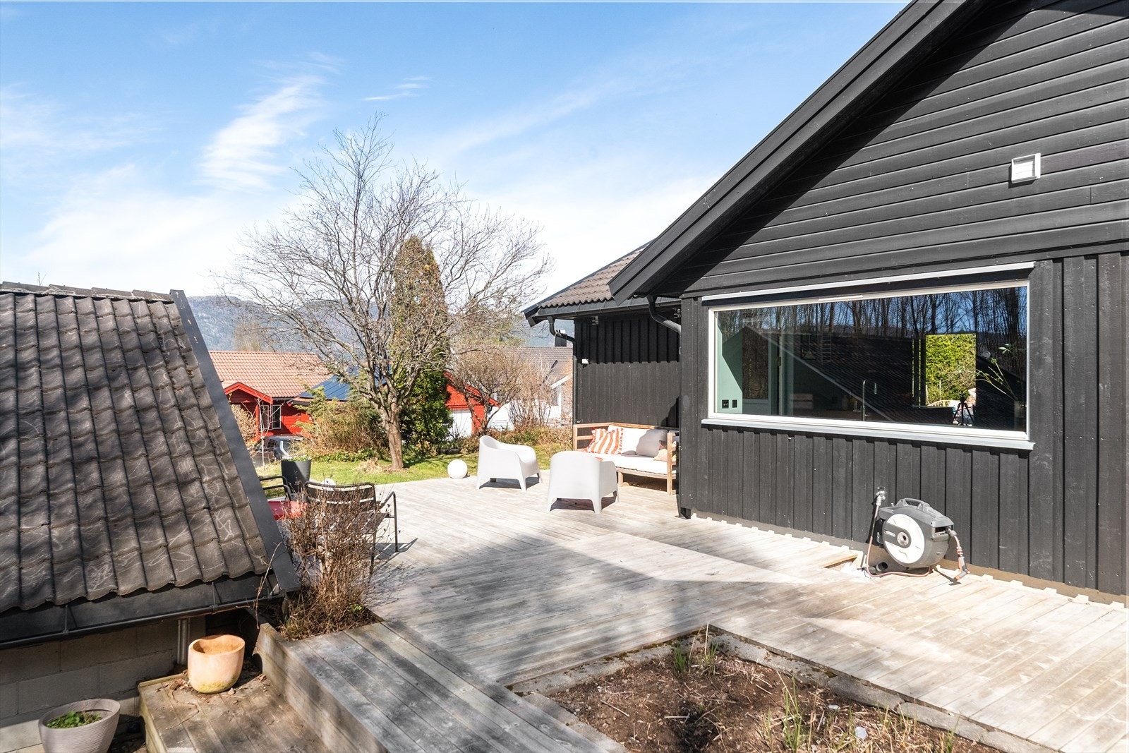 En stor og solrik terrasse strekker seg langs store deler av huset. Galleribilde