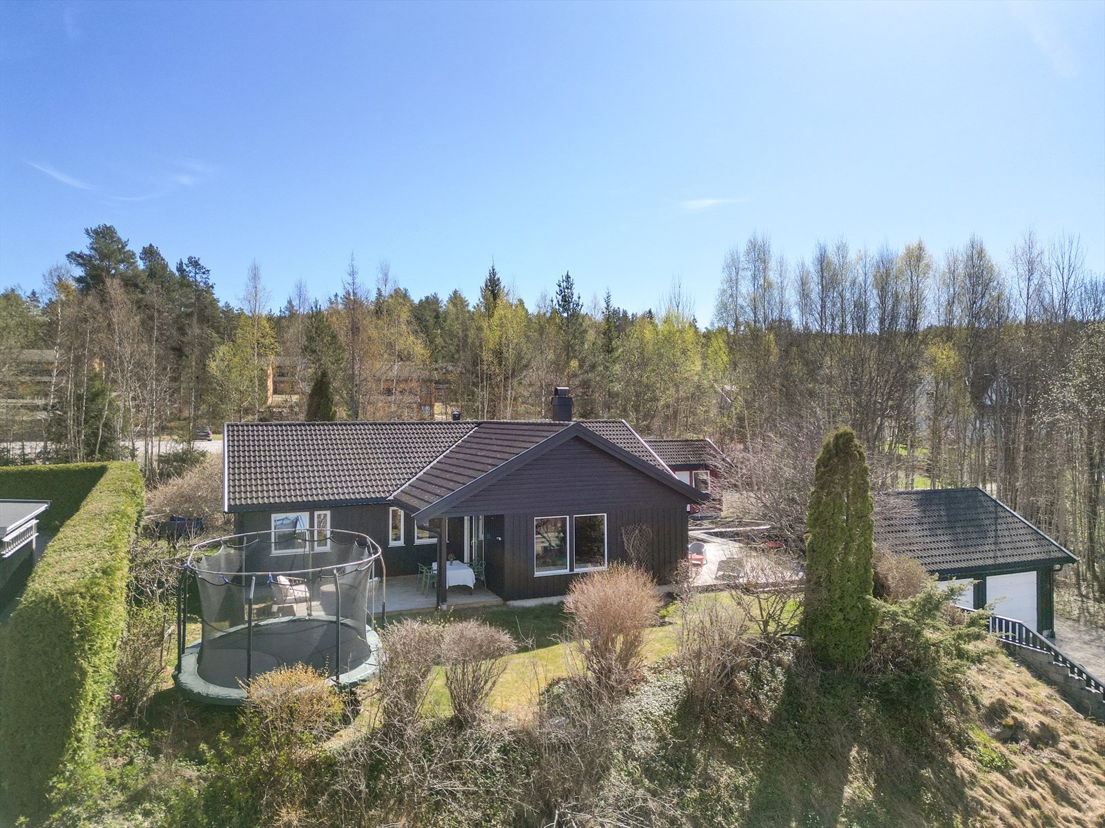 Oversikt over eiendommen med bolighus, uthus/ bod og garasje. Galleribilde