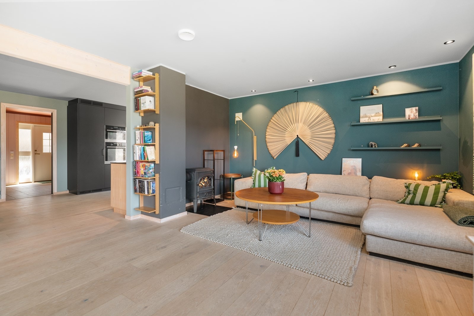 En effektiv vedovn i stuen gir ekstra varme og hygge på kalde dager. Galleribilde