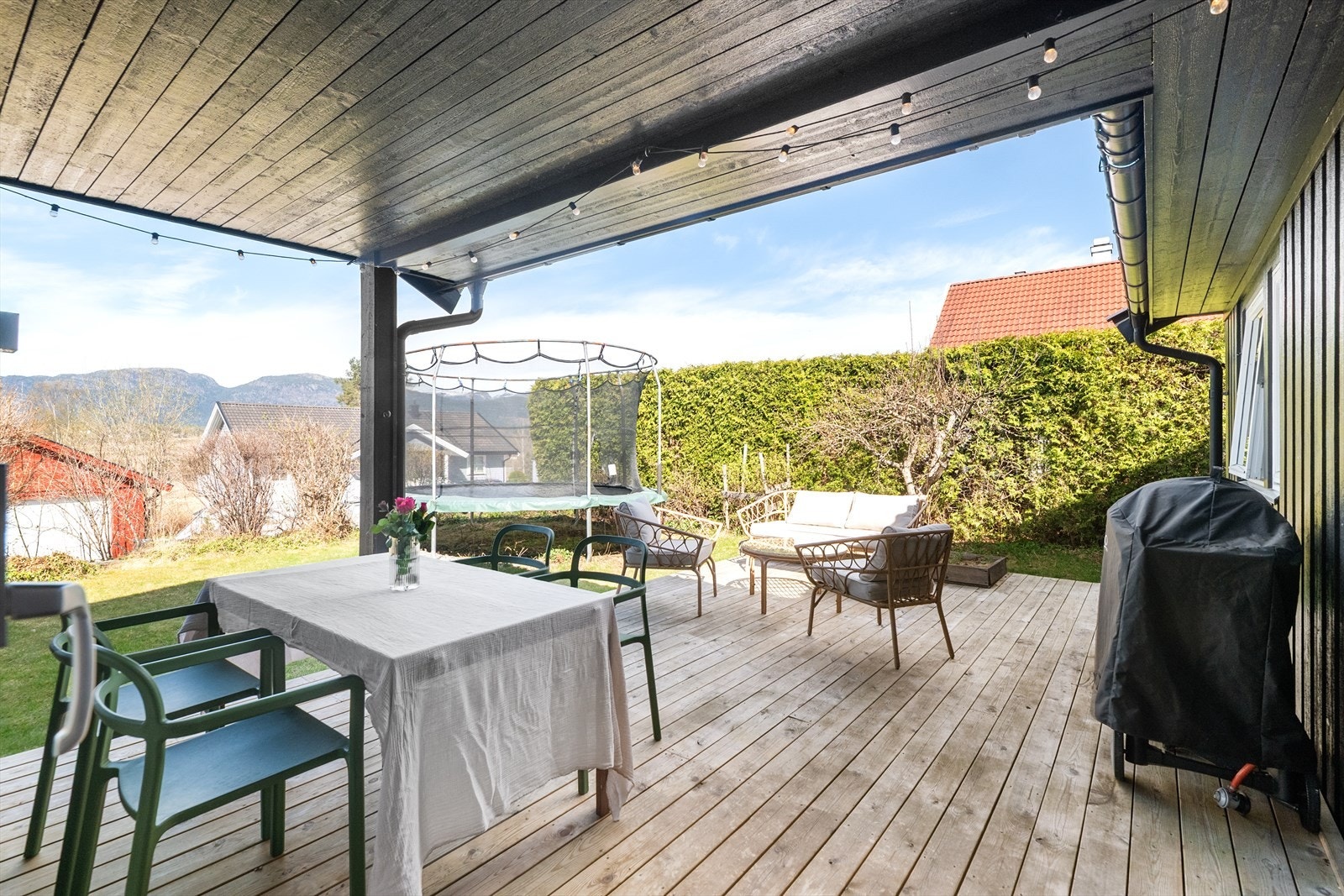 Den overbygde delen av terrassen gir ly for vær og vind, og forlenger utendørssesongen. Galleribilde