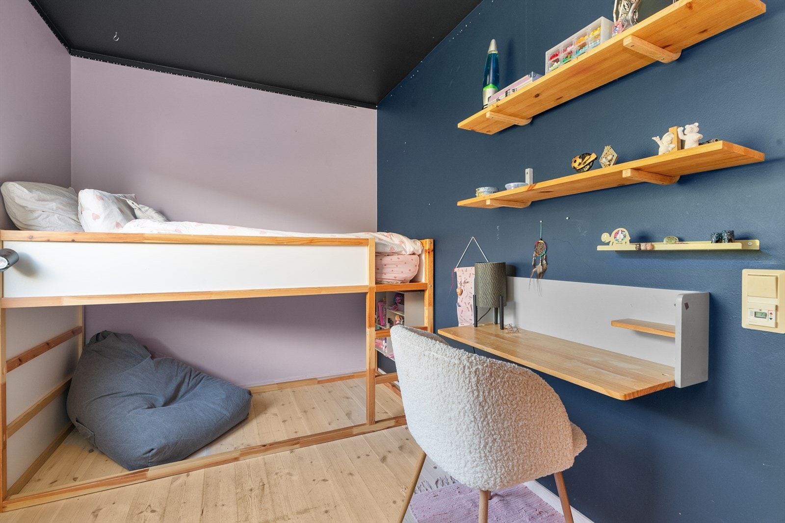 En arealeffektiv løsning med som gir god plass til både soving og lek. Galleribilde