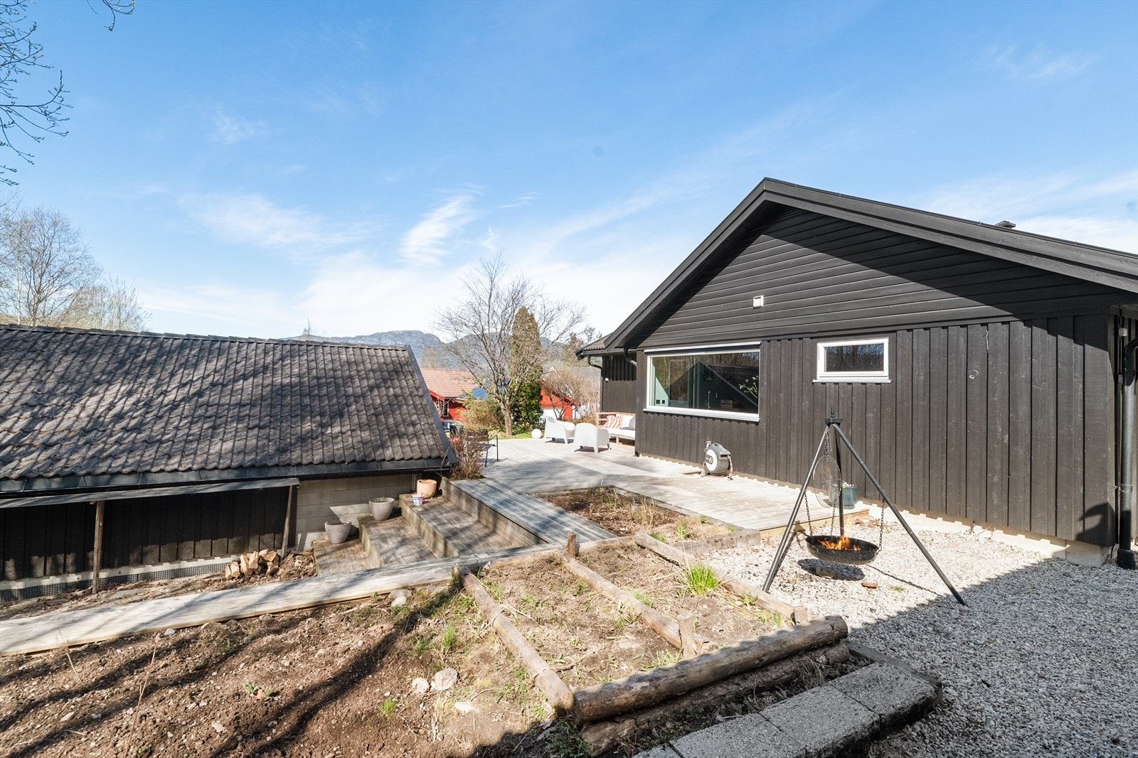 Uteområdet har flere soner for lek og avslapning. Galleribilde