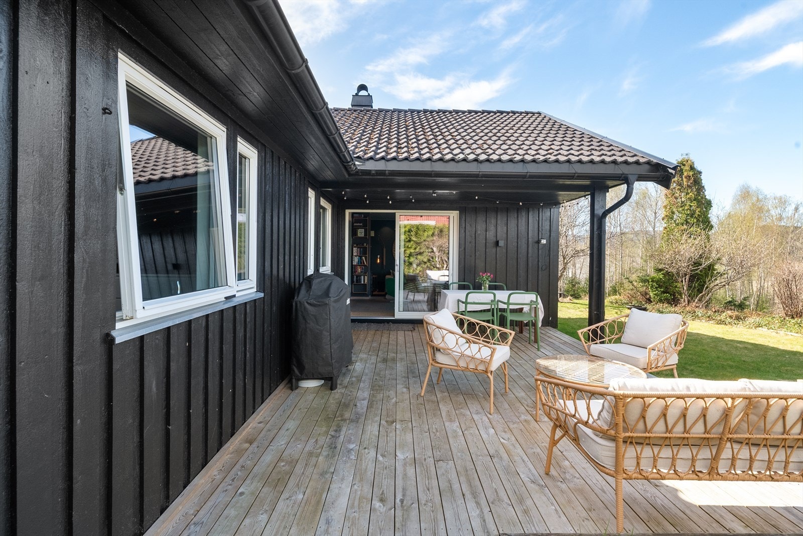 Stor terrasse med god plass til flere sittegrupper og direkte utgang til hagen. Galleribilde