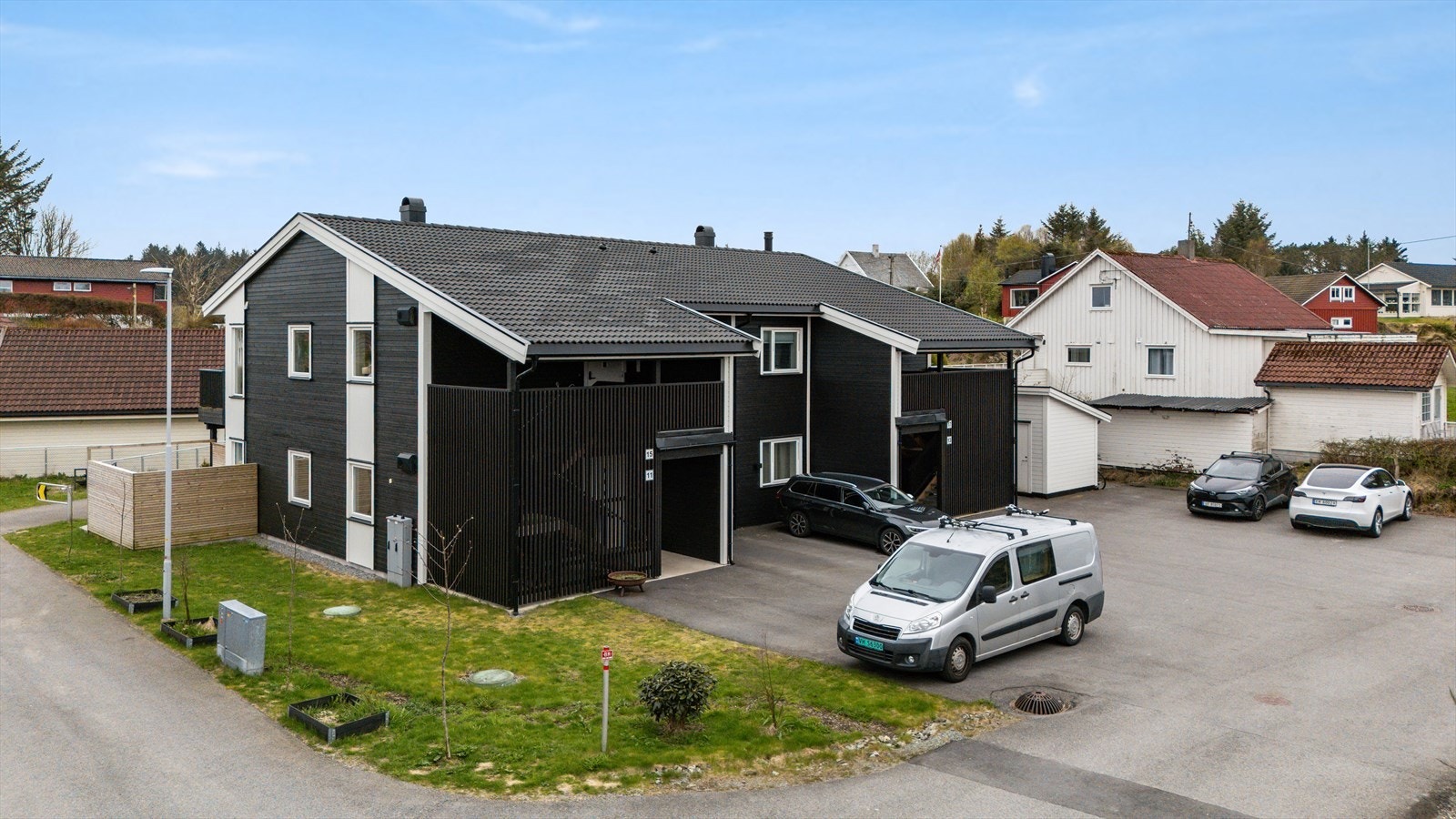 Fellestomt med parkering til 1 bil Galleribilde