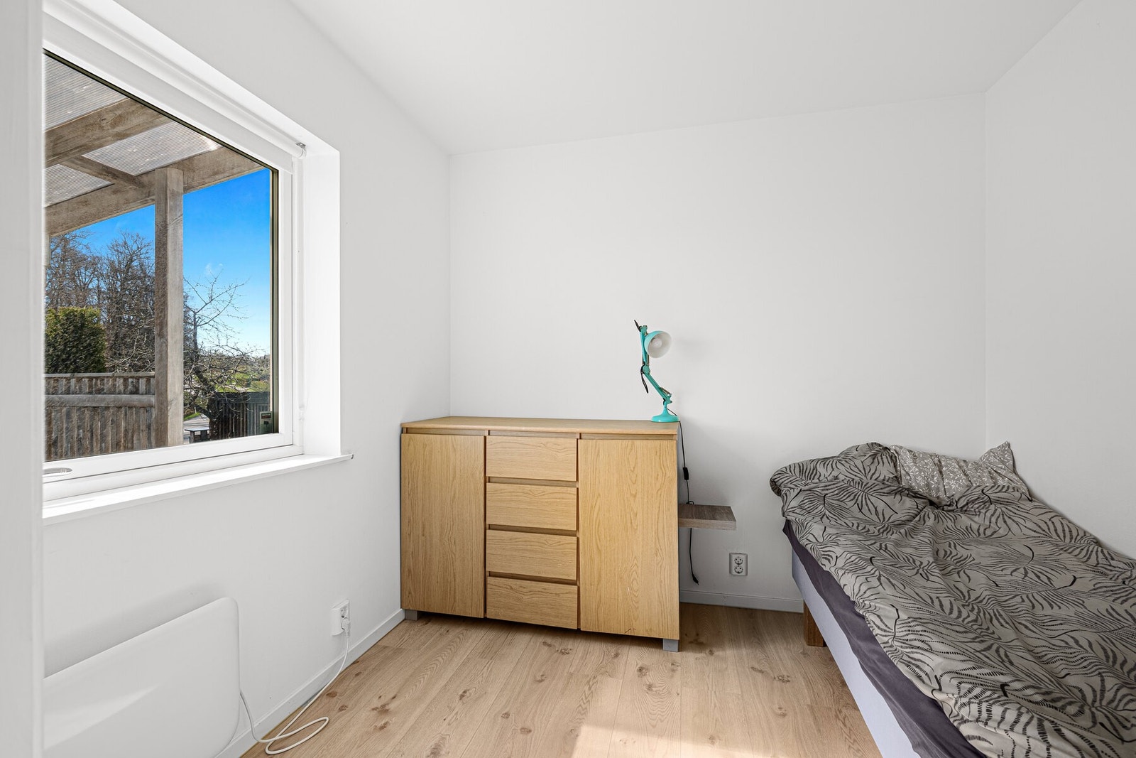 Romslige soverom med plass til både seng, garderobe og øvrig innredning Galleribilde