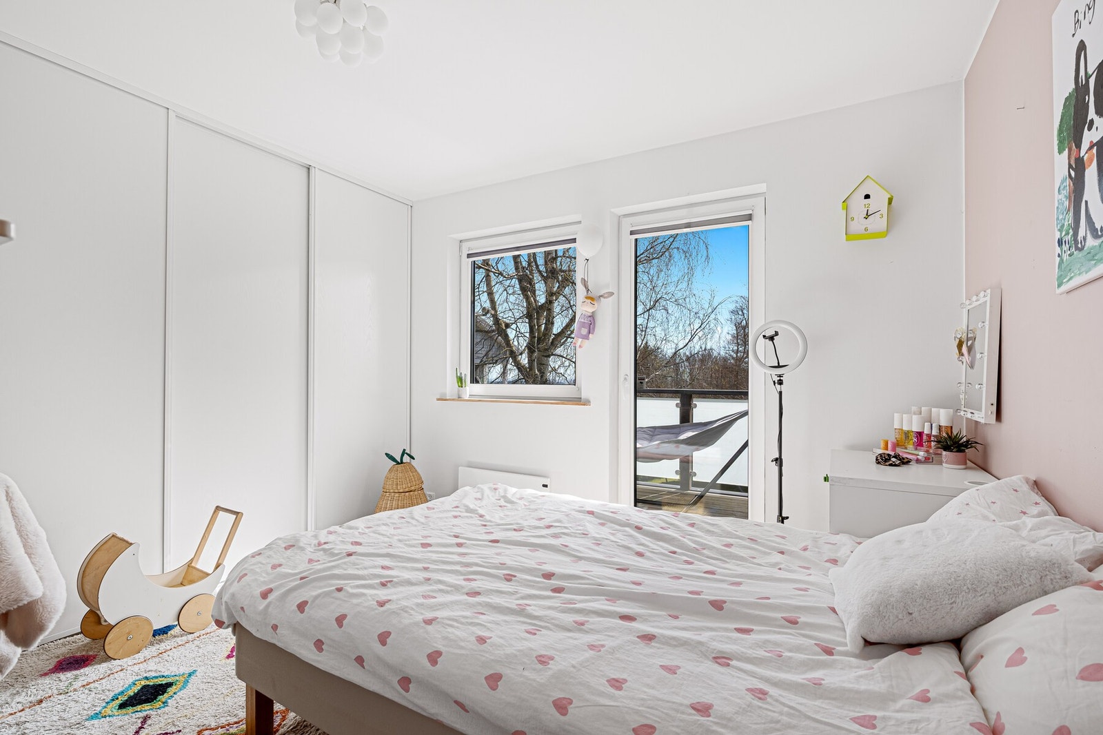 Fine soverom med gode lysforhold og en rolig atmosfære. Direkte adkomst til terrasse m/ hyggelig utsyn. Galleribilde