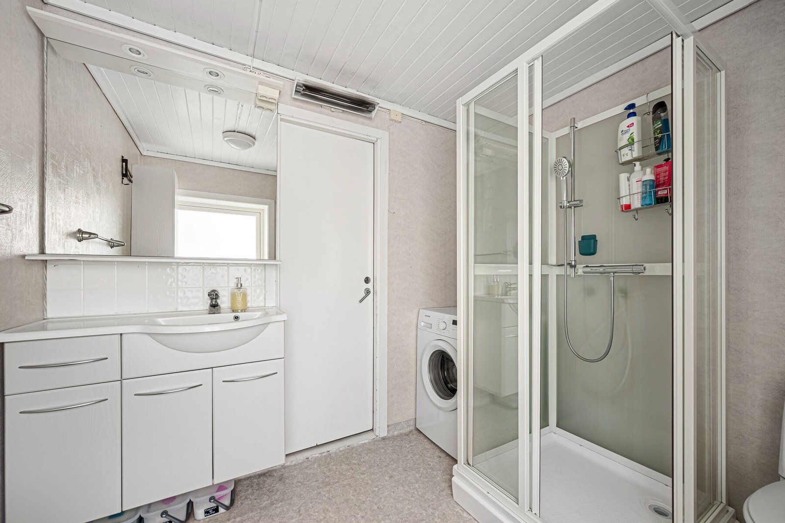 Badet har en praktisk og funksjonell utforming med nødvendige fasiliteter Galleribilde