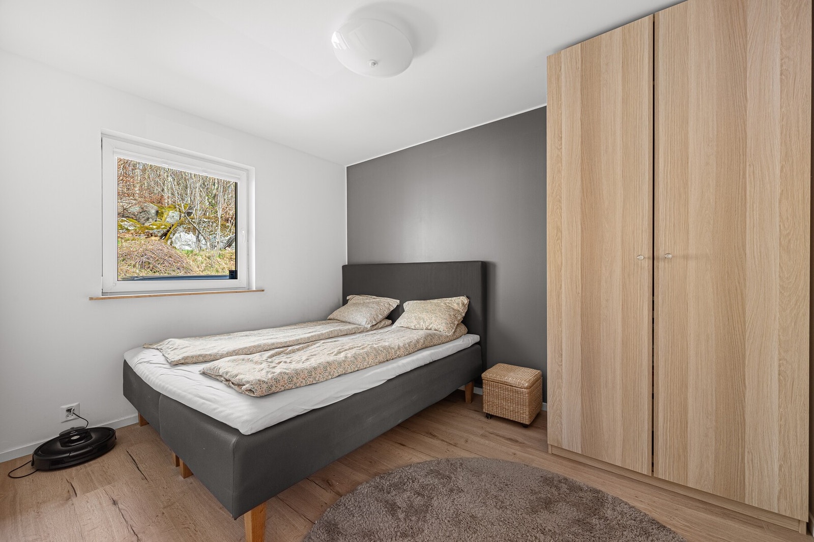 Romslige og innbydende soverom med plass til både seng, garderobe og øvrig møblement Galleribilde