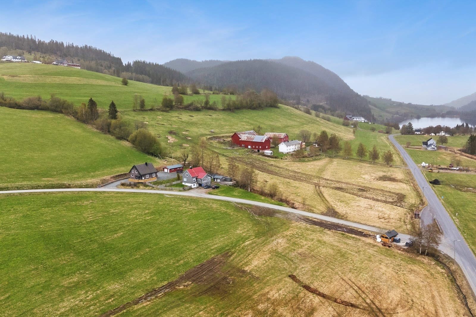Eiendommen ligger landlig og idyllisk til, med god avstand til tettbygd strøk og en skjermet, privat atmosfære. Galleribilde