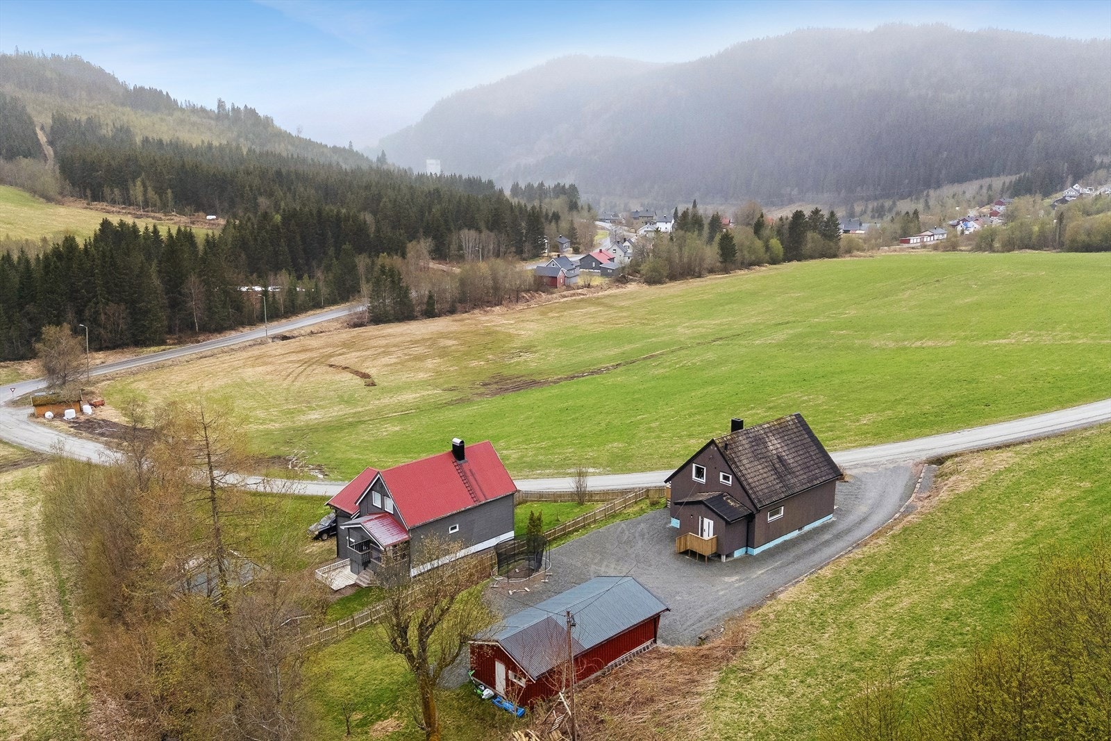 Området har umiddelbar nærhet til skog og mark, med gode muligheter for turer til fots og på ski året rundt. Galleribilde