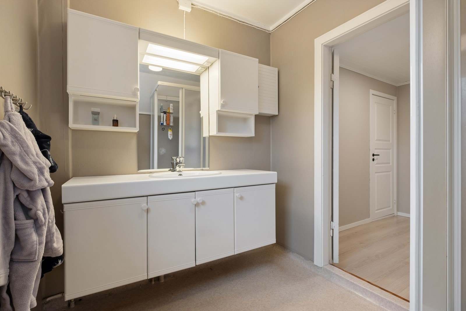 Badet har adkomst fra gangen i loftsetasjen. Galleribilde