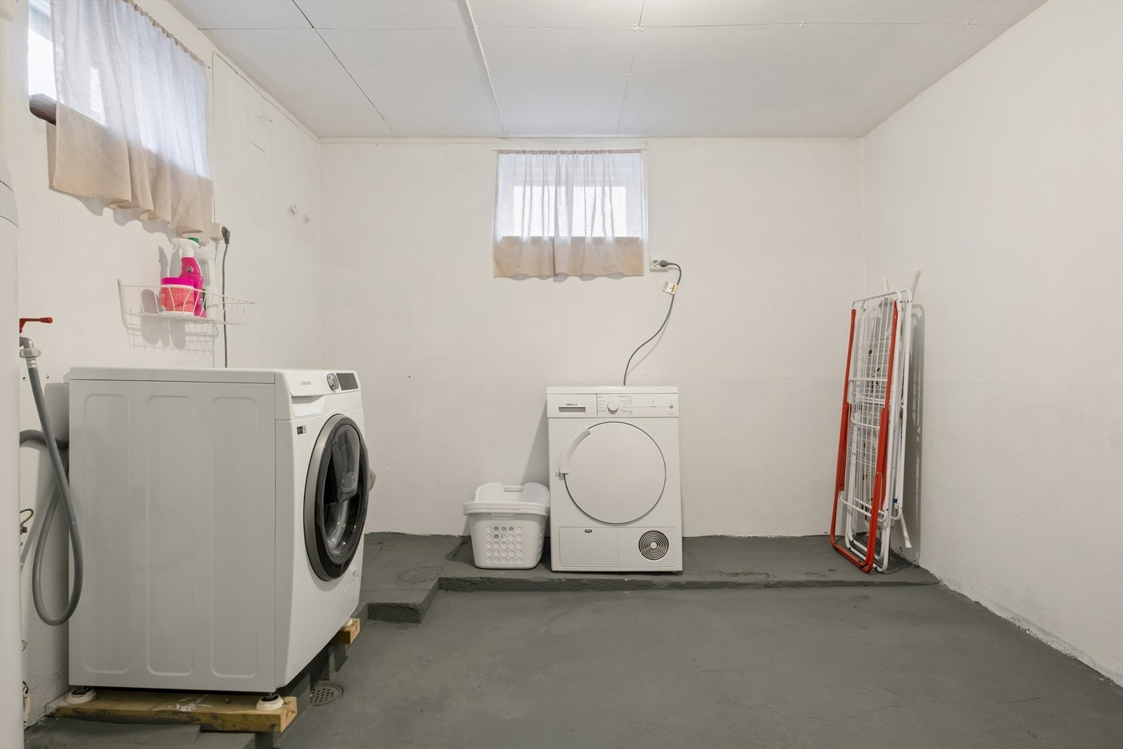 Vaskerom i kjelleren med opplegg for vaskemaskin og tørketrommel. Galleribilde