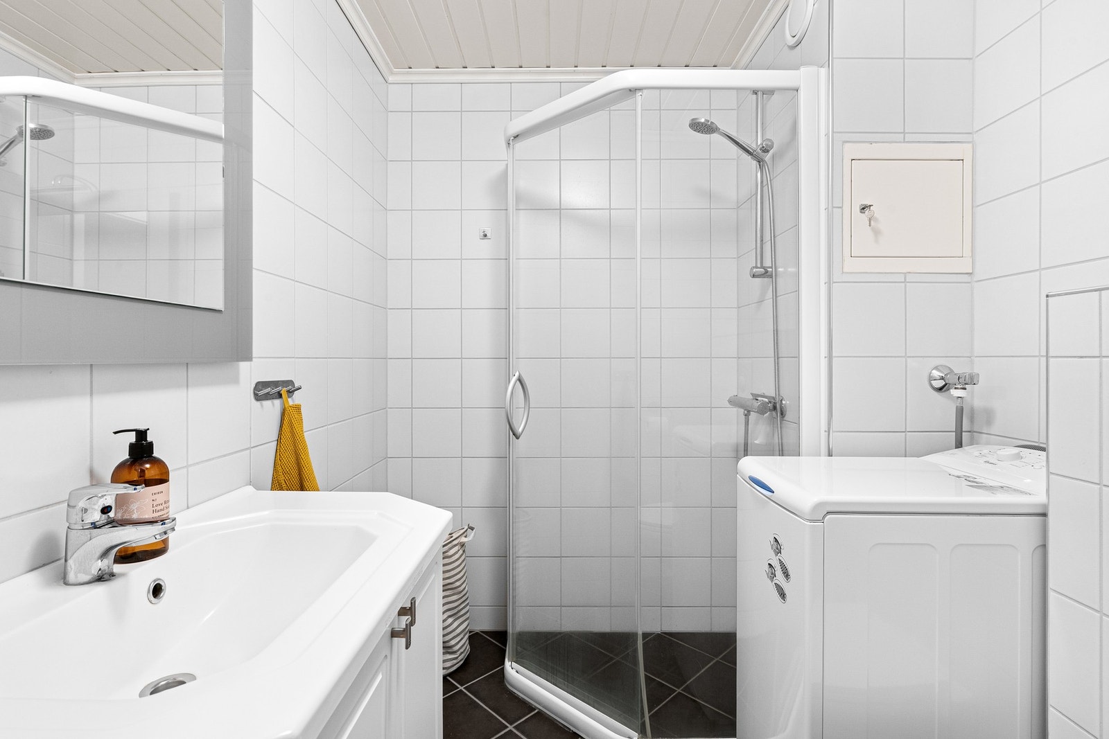 Bad med opplegg for vaskemaskin. Galleribilde