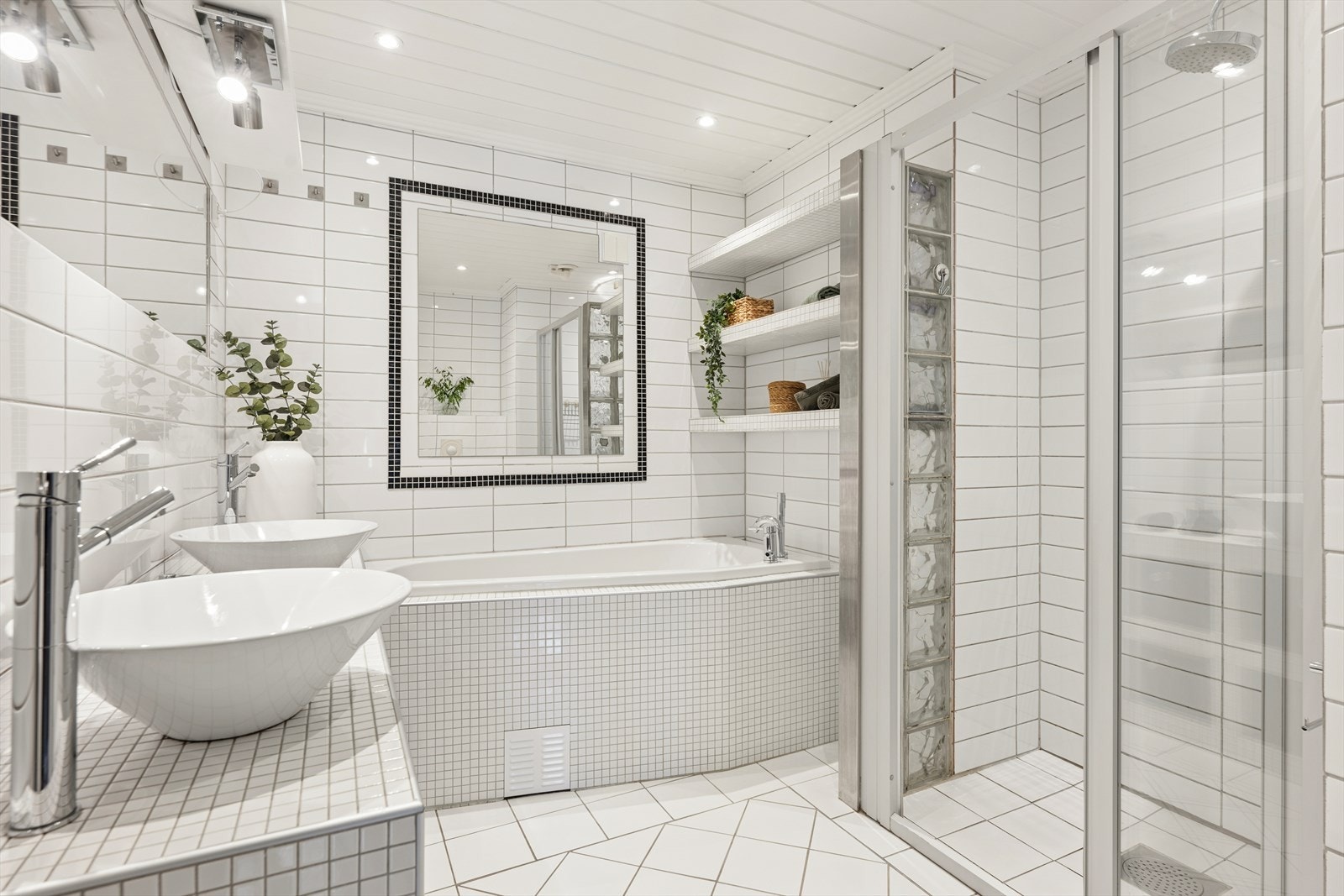 Badet i hovedetasjen ble totalrenovert i 2008 med fliser på vegg/gulv, pen innredning med dobbel servant, badekar og dusjnisje. Galleribilde