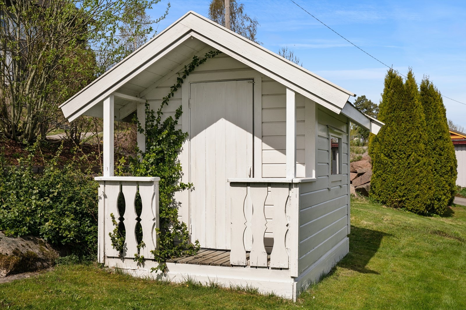 I hagen er det et lite dukkehus. Galleribilde