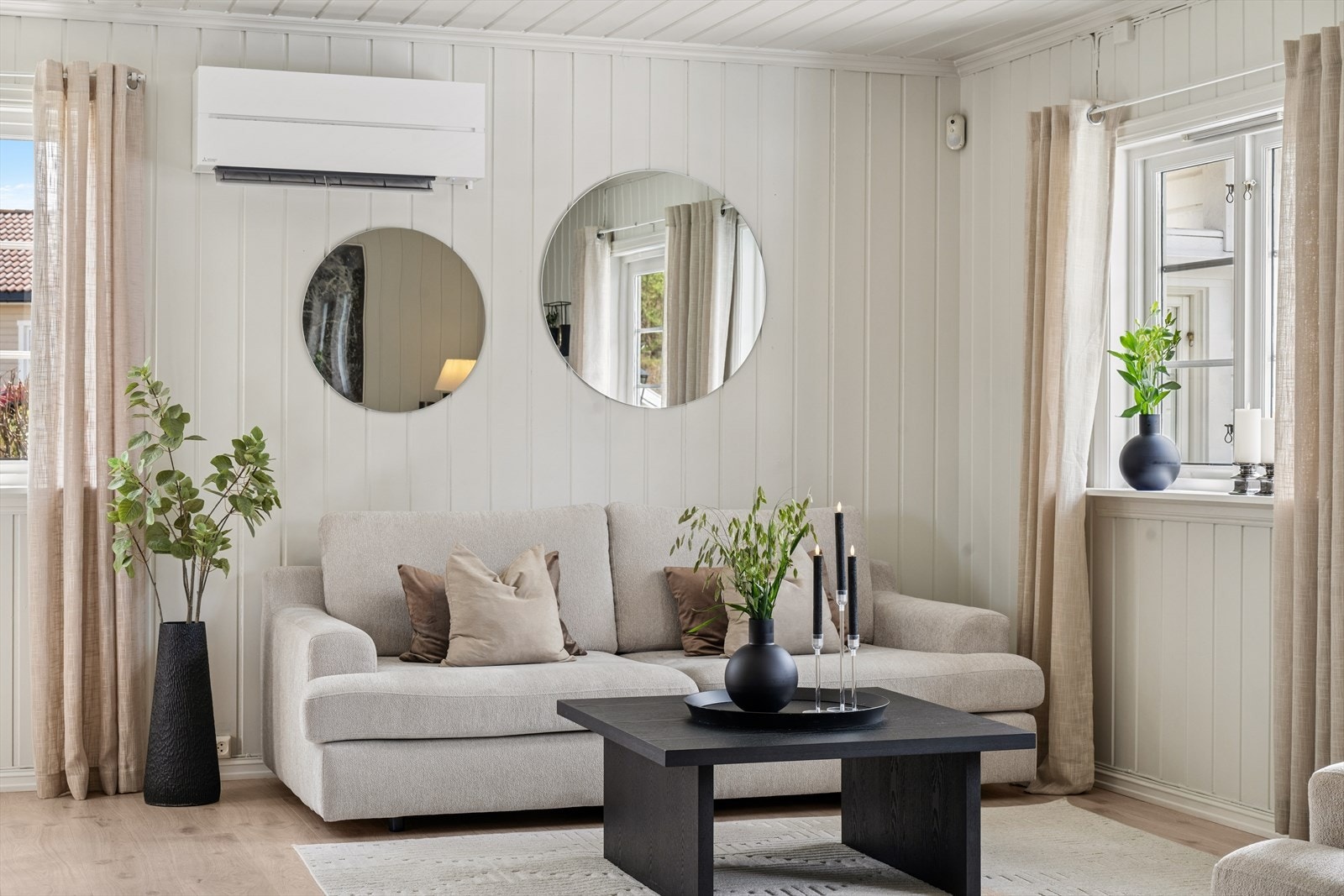 Boligen er utstyrt med varmepumpe som gir energieffektiv oppvarming og et behagelig inneklima året rundt, samtidig som den bidrar til lavere fyringskostnader. Galleribilde