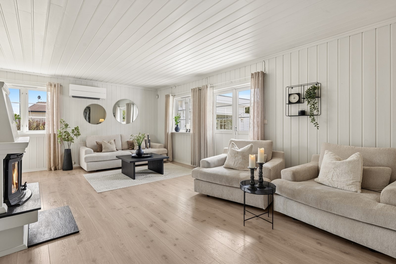 Lys og romslig stue med god plass til sofa, spisebord og annet møblement. Galleribilde