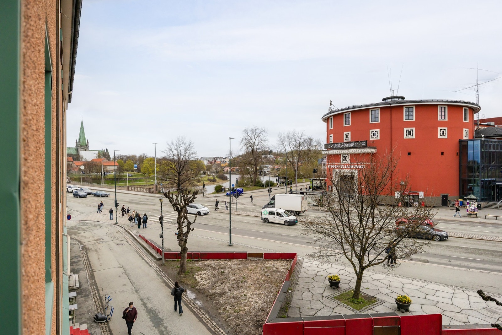Utsikt mot Studentersamfundet, Nidelven og Nidarosdomen fra stuevinduet. Galleribilde