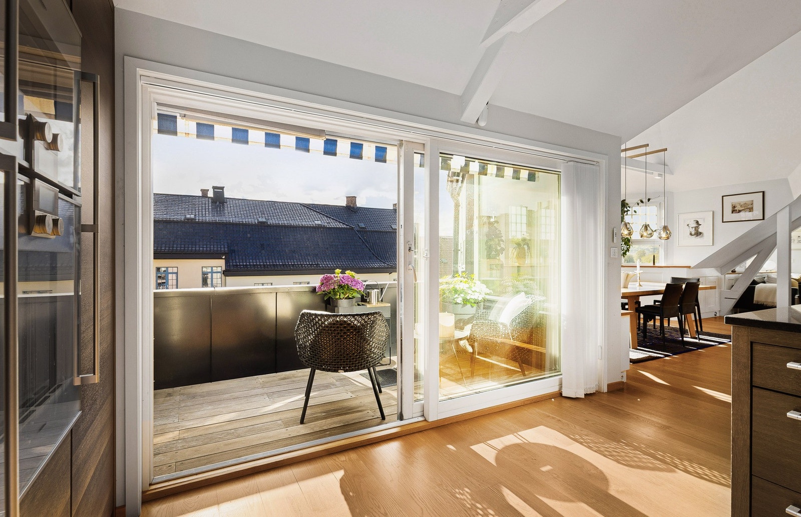 Utgang til solrik takterrasse fra kjøkken Galleribilde