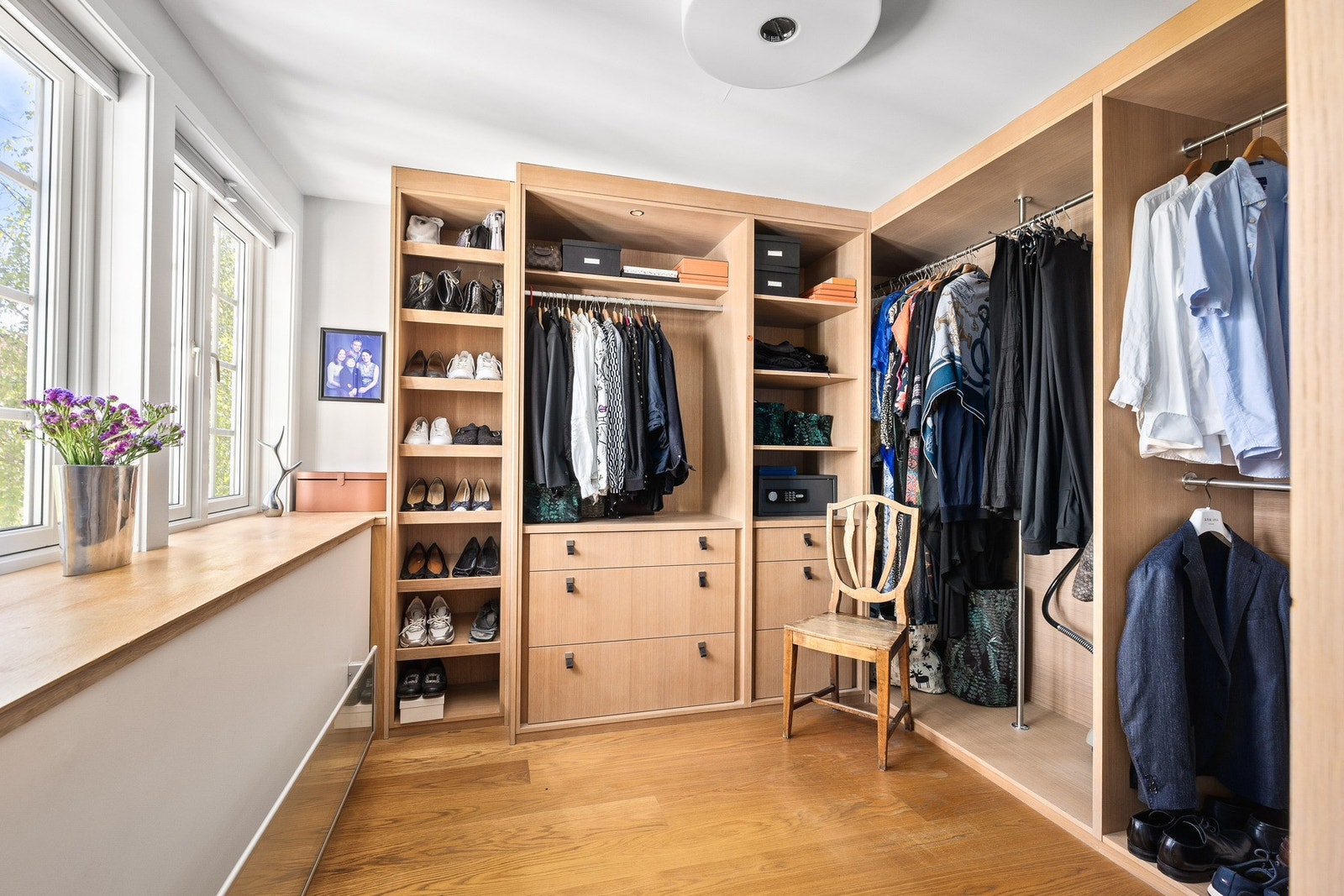 Stort walk-in closet i tilknytning til hovedsoverommet Galleribilde