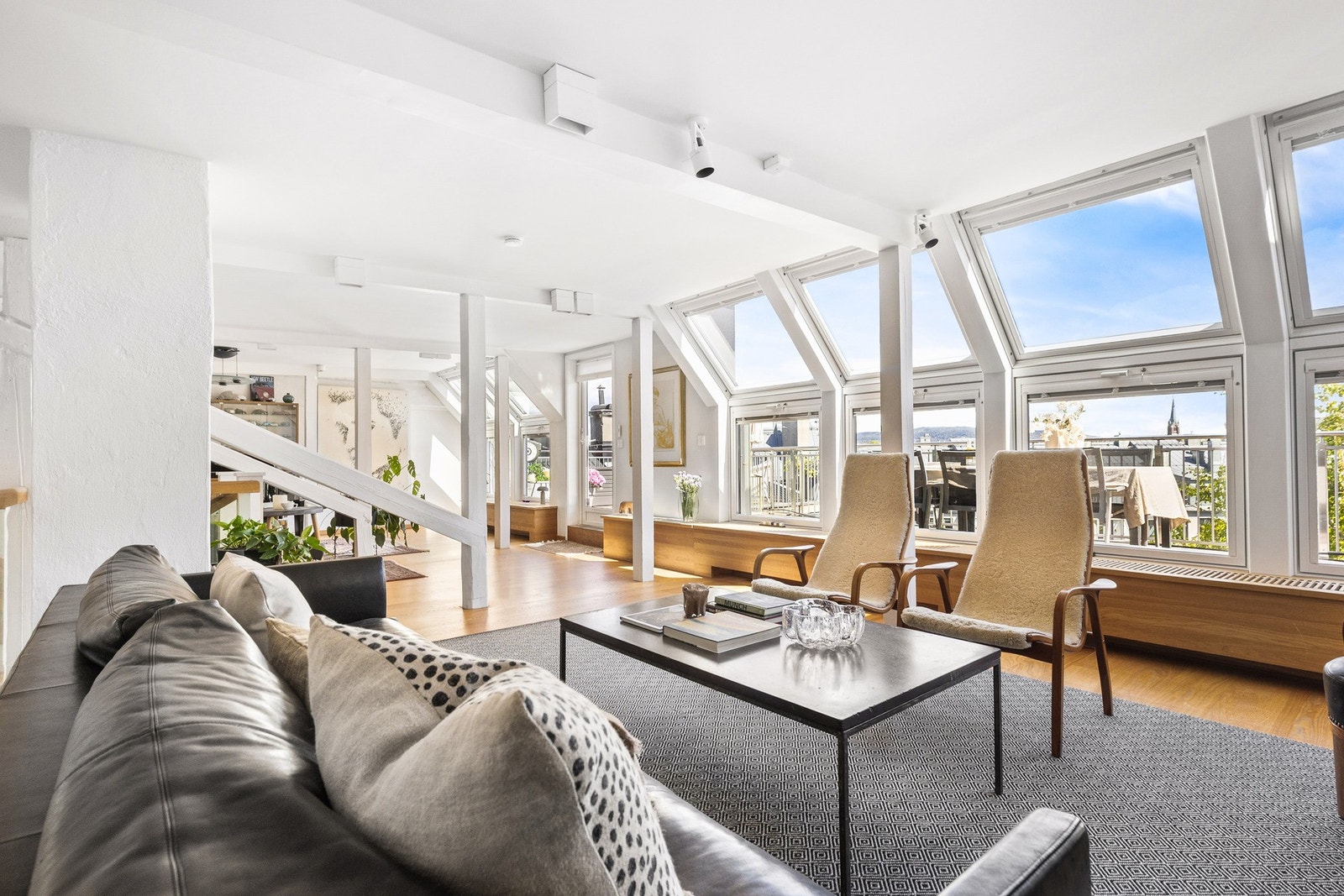 Stor stue med utgang til terrasse Galleribilde