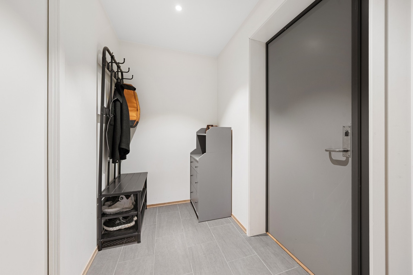 Lys og innbydende entrè med god plass til å henge fra seg klær og utstyr. Galleribilde