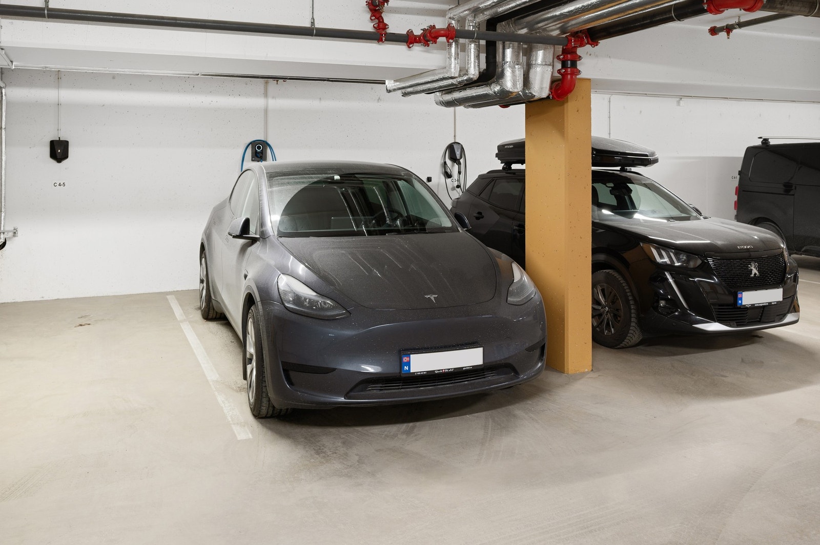 Det medfølger parkeringsplass m/elbillader i felles P-kjeller. Galleribilde