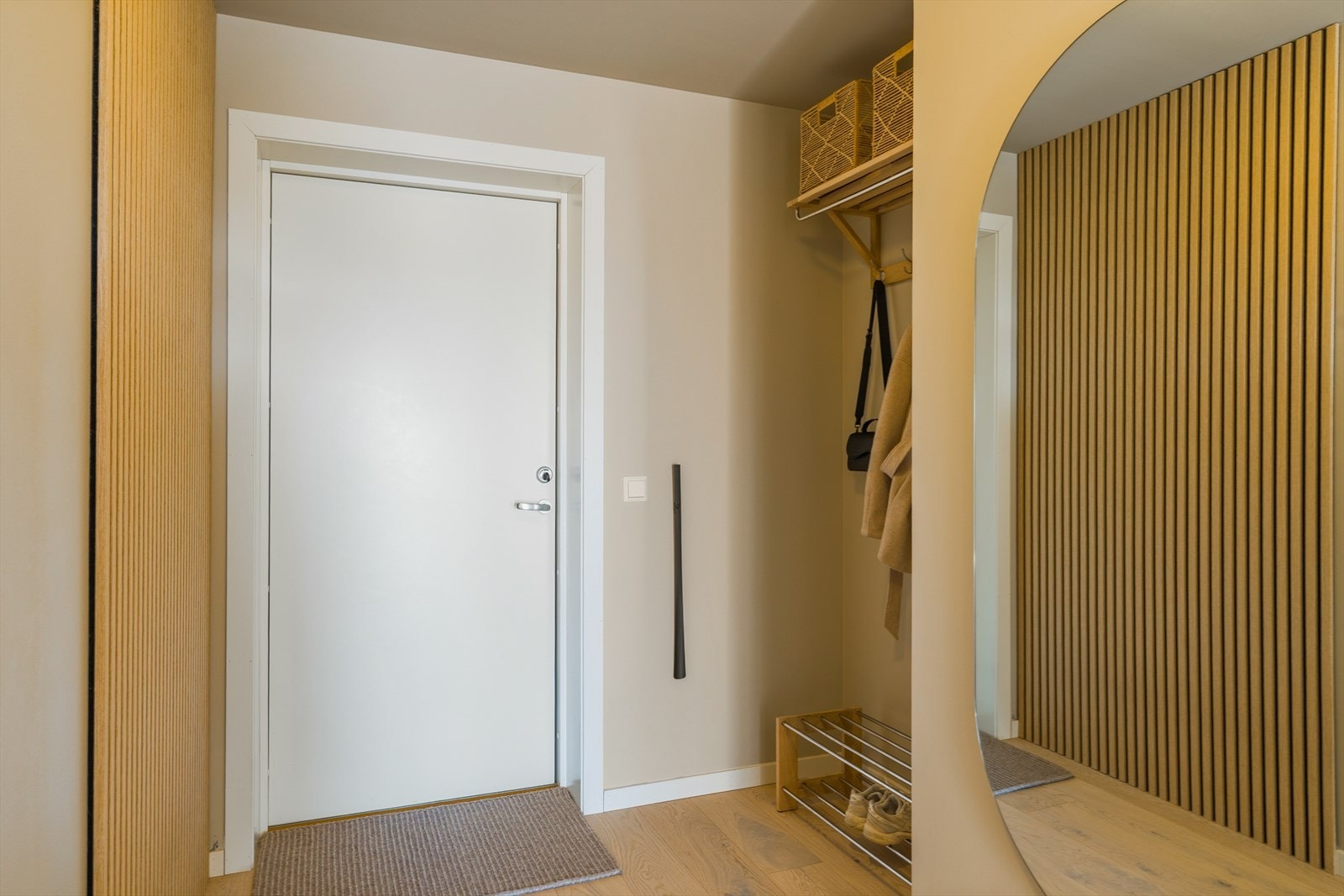 I gangen er det god plass til å henge fra seg yttertøy og sette fra seg sko. Her er det også plass til garderobeskap dersom man ønsker det. Galleribilde