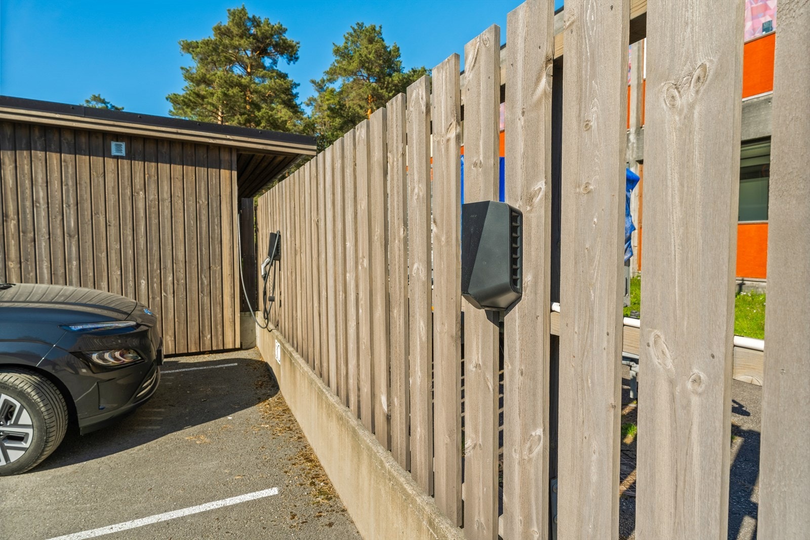 Det medfølger fast parkeringsplass med elbillader Galleribilde