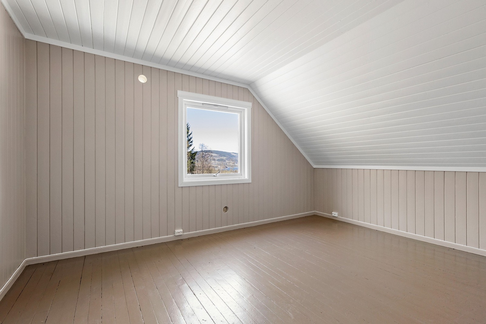 Alle soverommene med god størrelse og skråtak. Galleribilde