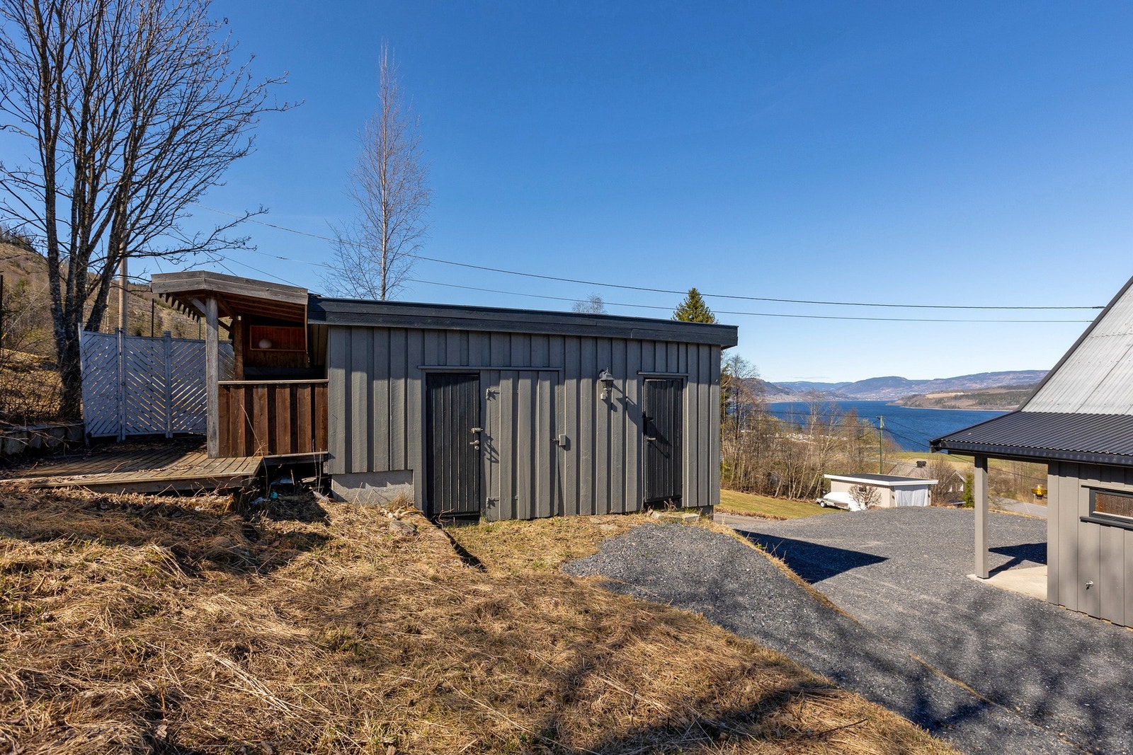 Uthus med tre rom. Galleribilde