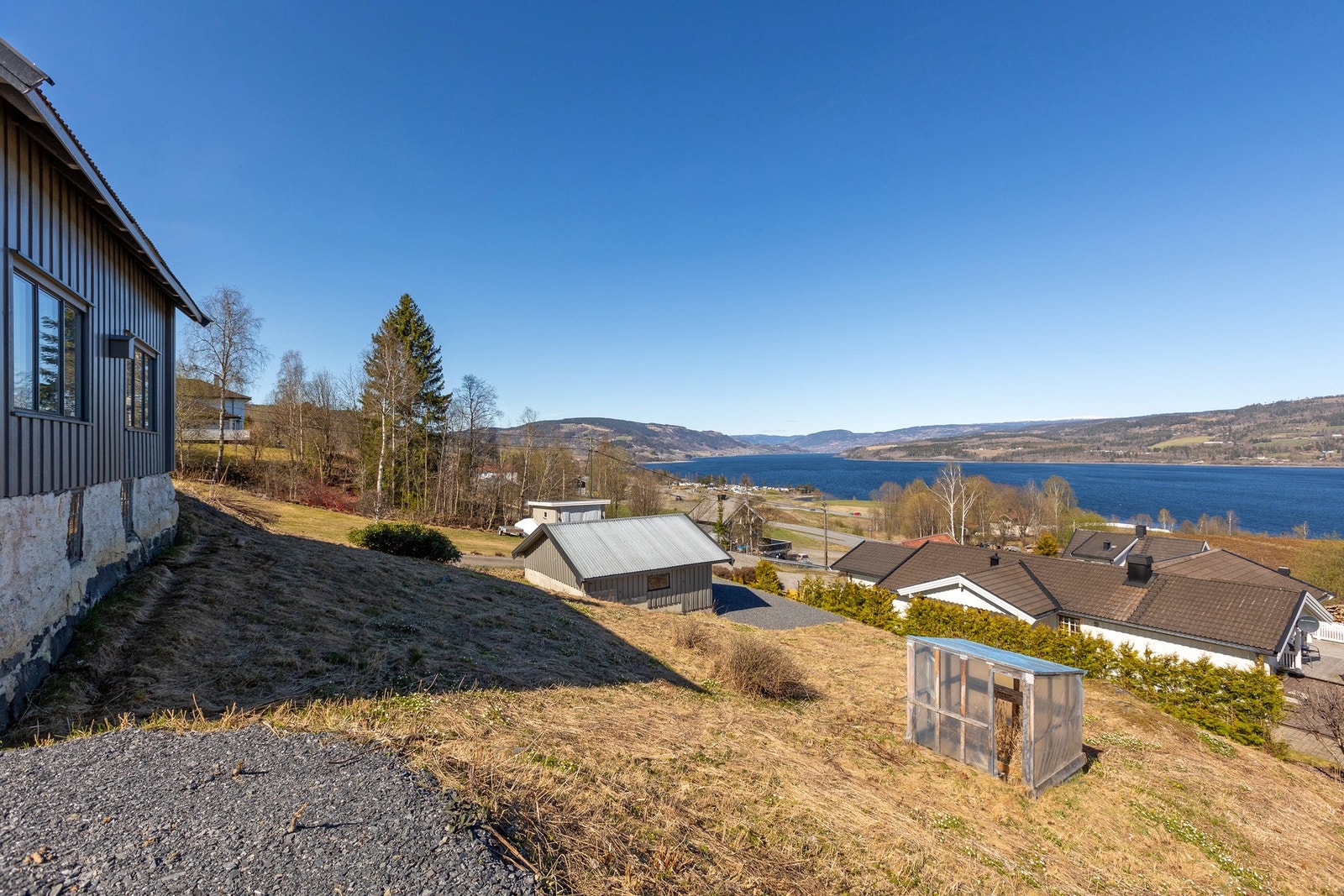 Tomten fremstår som solrik og åpen, med gode utsiktsforhold over Mjøsa og omkringliggende områder og har et stort potensiale med mulighet for videre opparbeidelse av tomten. Galleribilde