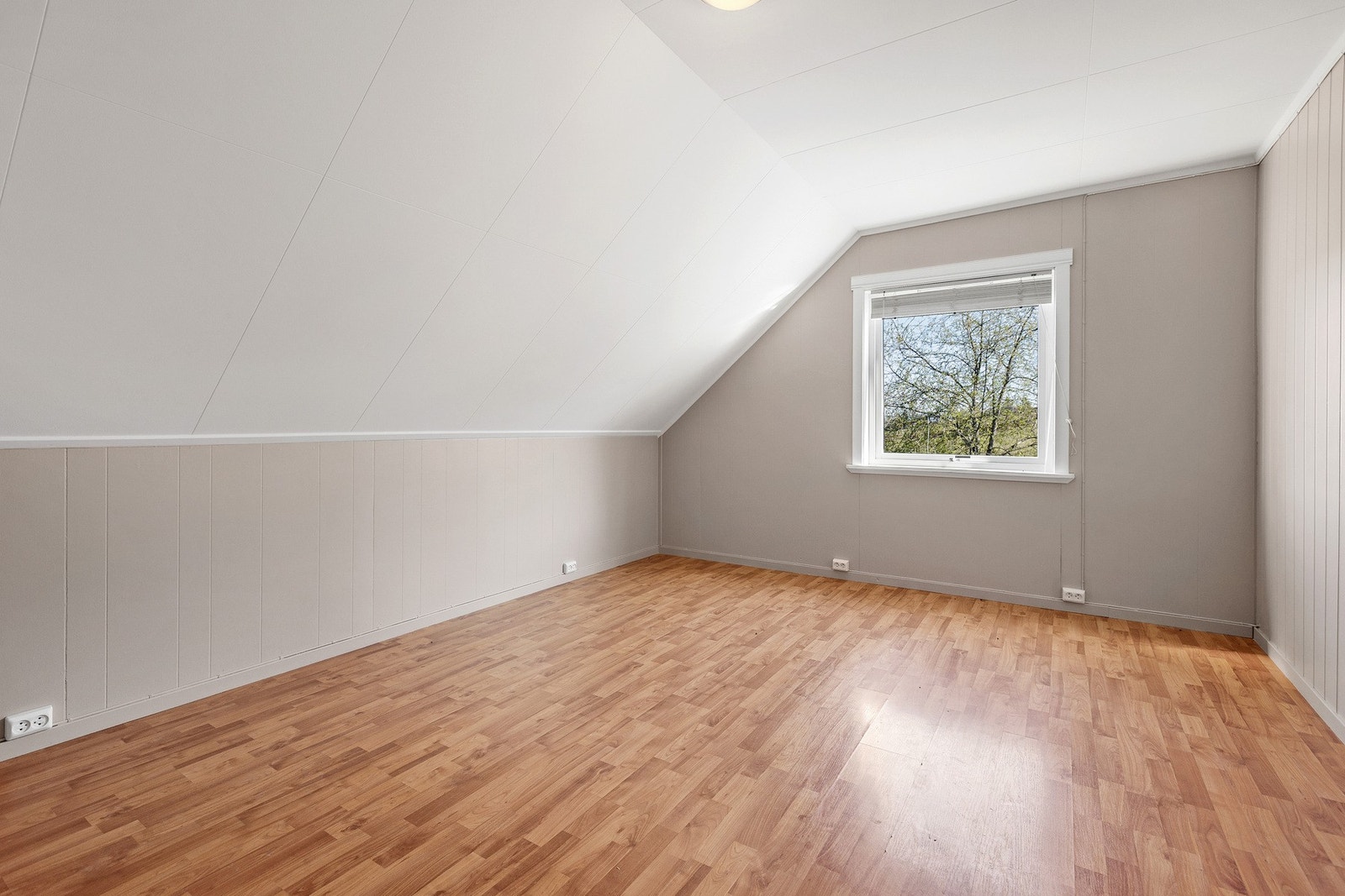 Det er tre gode soverom i 2. etasje. Galleribilde