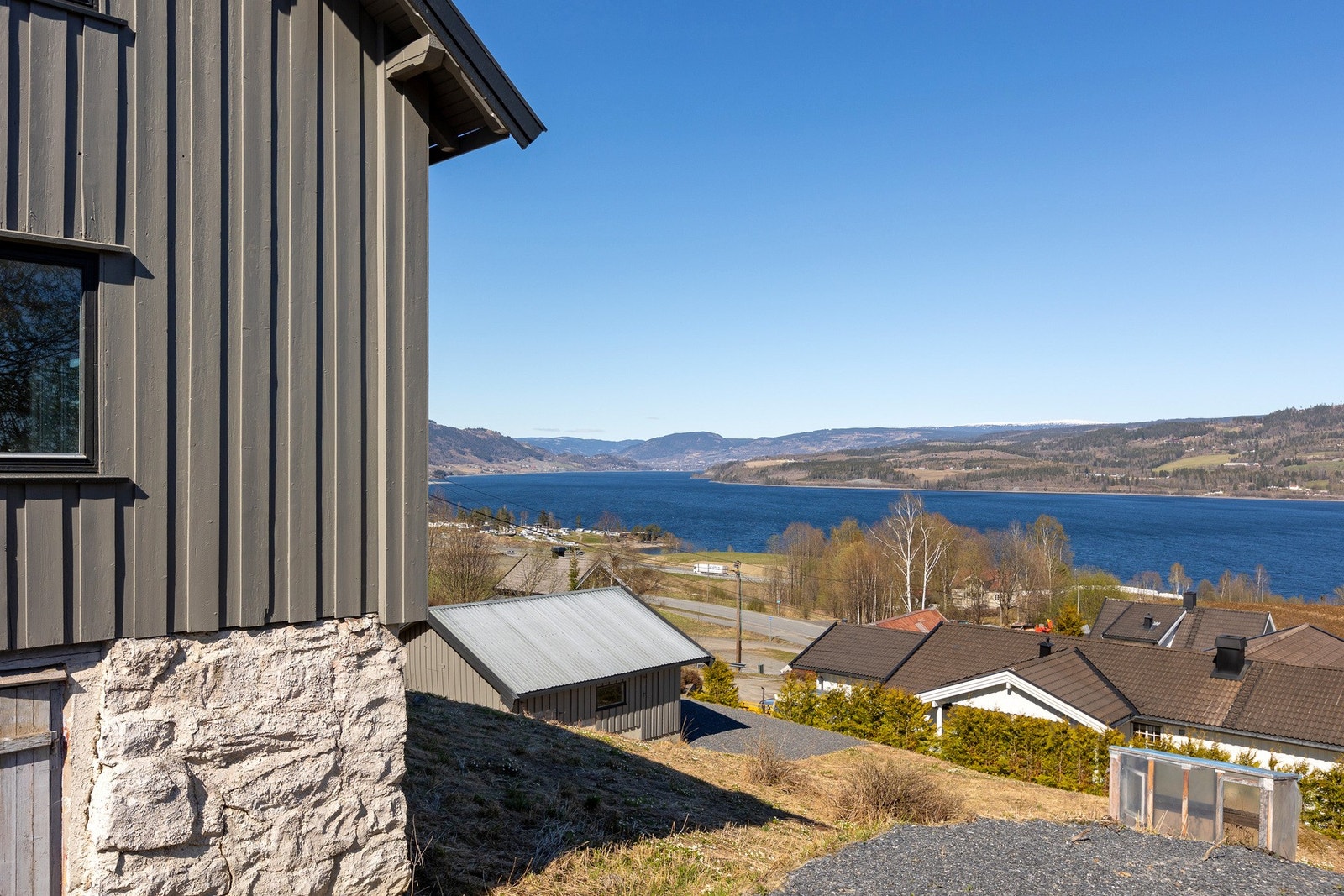 Området preges av spredt bolig- og landbruksbebyggelse, og fra eiendommen er det en flott utsikt over Mjøsa. Galleribilde