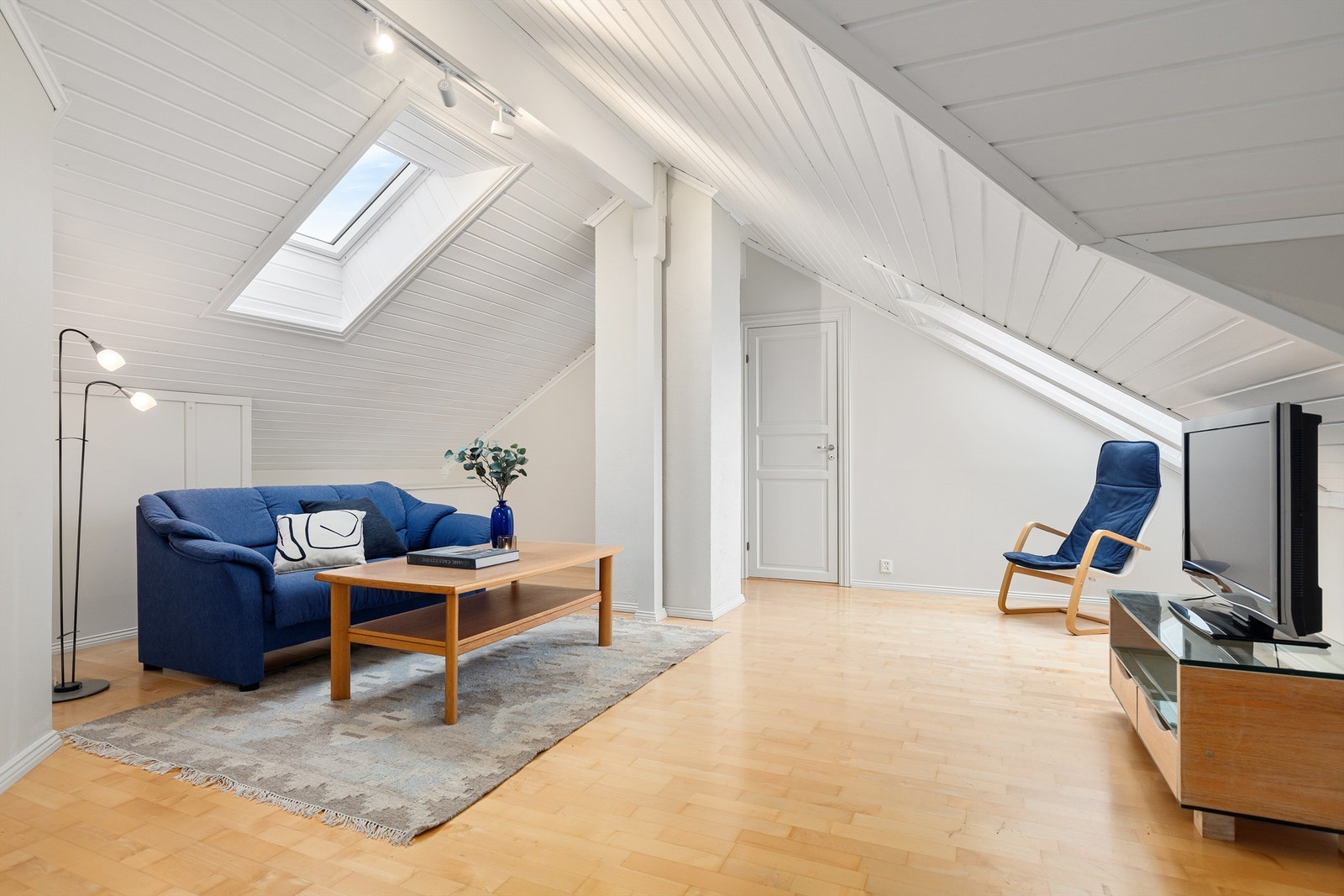 Loftstue i 2.etg av god størrelse med plass til sofaløsning og tv-seksjon Galleribilde