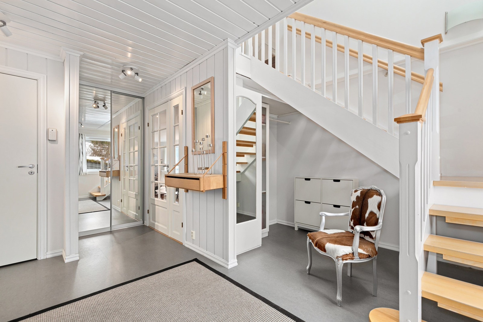 Entré og trappegang opp til 2.etasje. Her er det godt med plass til garderobeløsning og skostativ Galleribilde