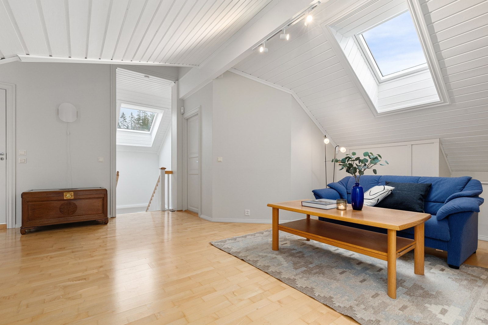 Takvinduene gir rikelig med naturlig lys også her Galleribilde