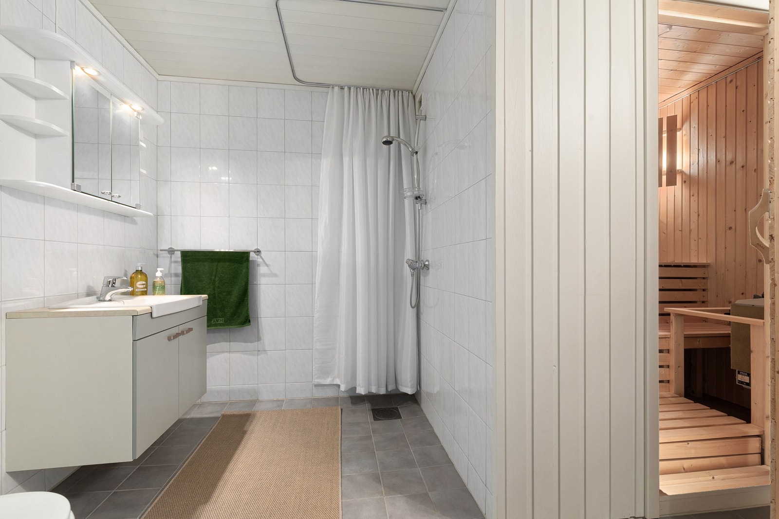 Pent flislagt bad med badstue i underetasjen. Kan bli en del av hybel Galleribilde