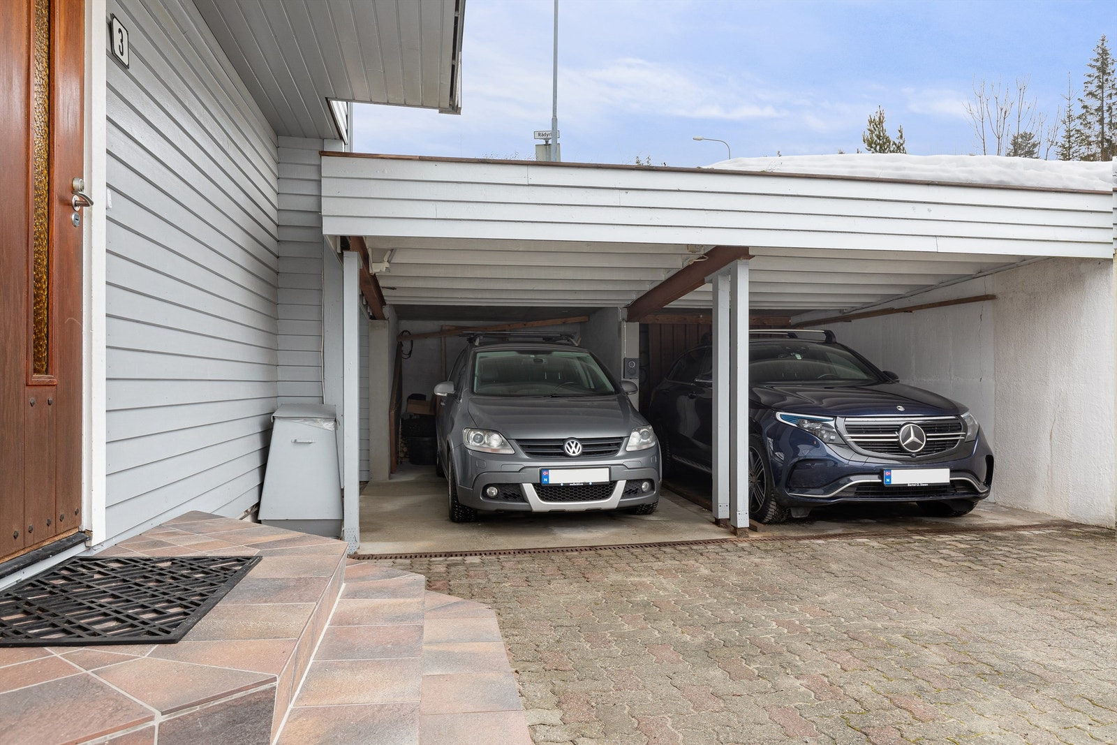 Carport med plass til 2 biler rett utenfor inngangsdøren. Her er det også montert ladeboks for el-bil Galleribilde