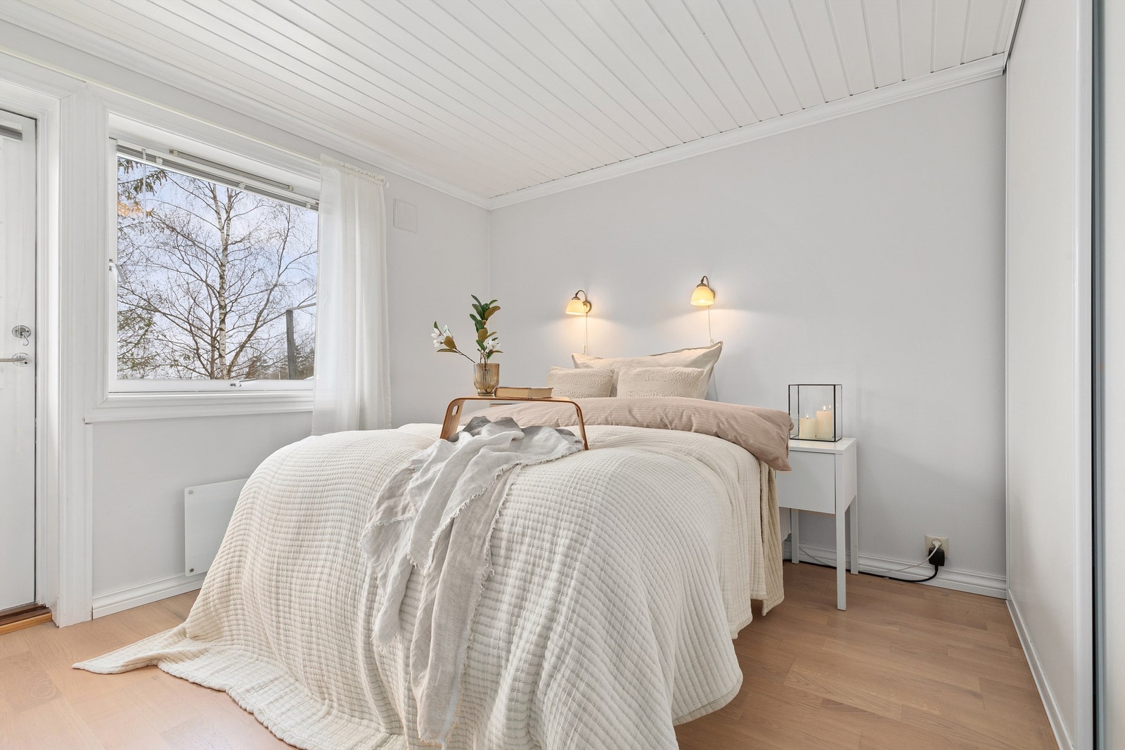 Romslig soverom i 1.etg med skyvedørsgarderobe Galleribilde