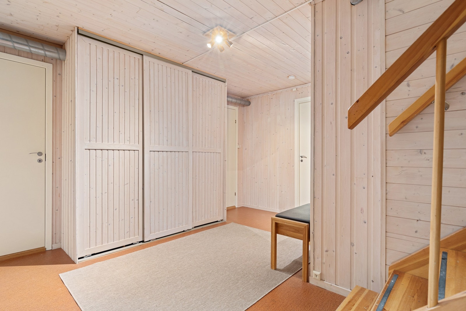 Trappegang i underetasjen med skyvedørsgarderobe. Egen inngangsdør til potensiell hybel her Galleribilde