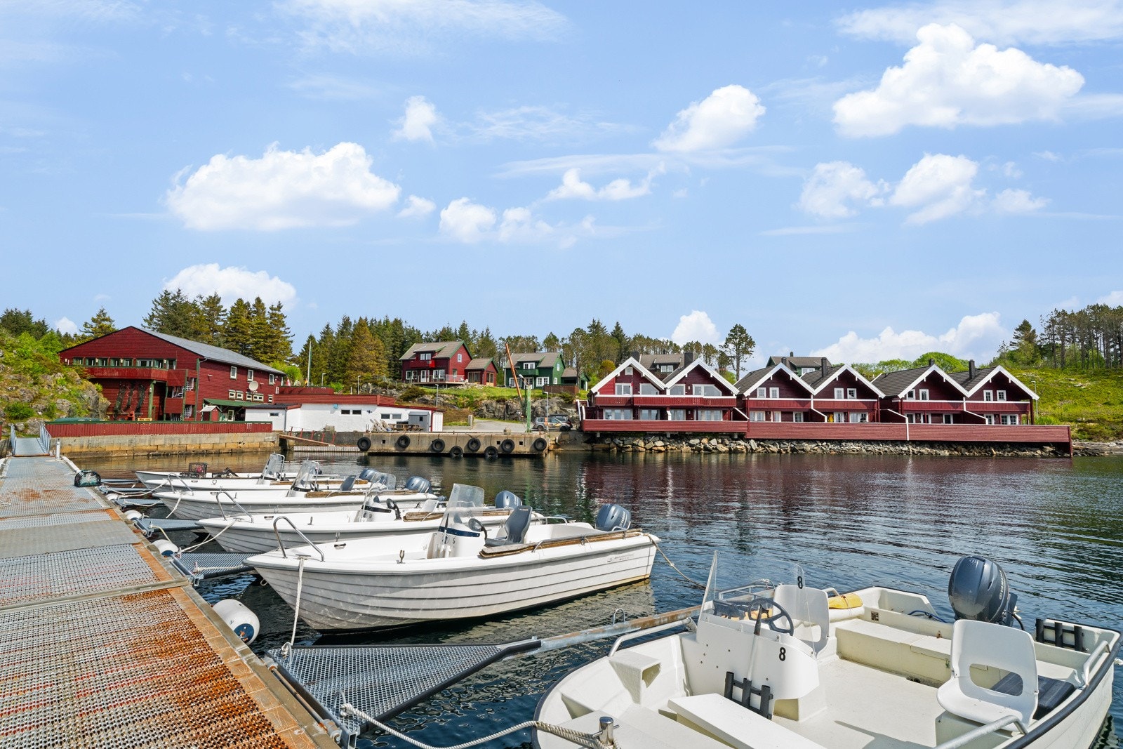 Båtmarina er organisert som et eget båtlag. Det medfølger ikke båtplass i salget. Galleribilde