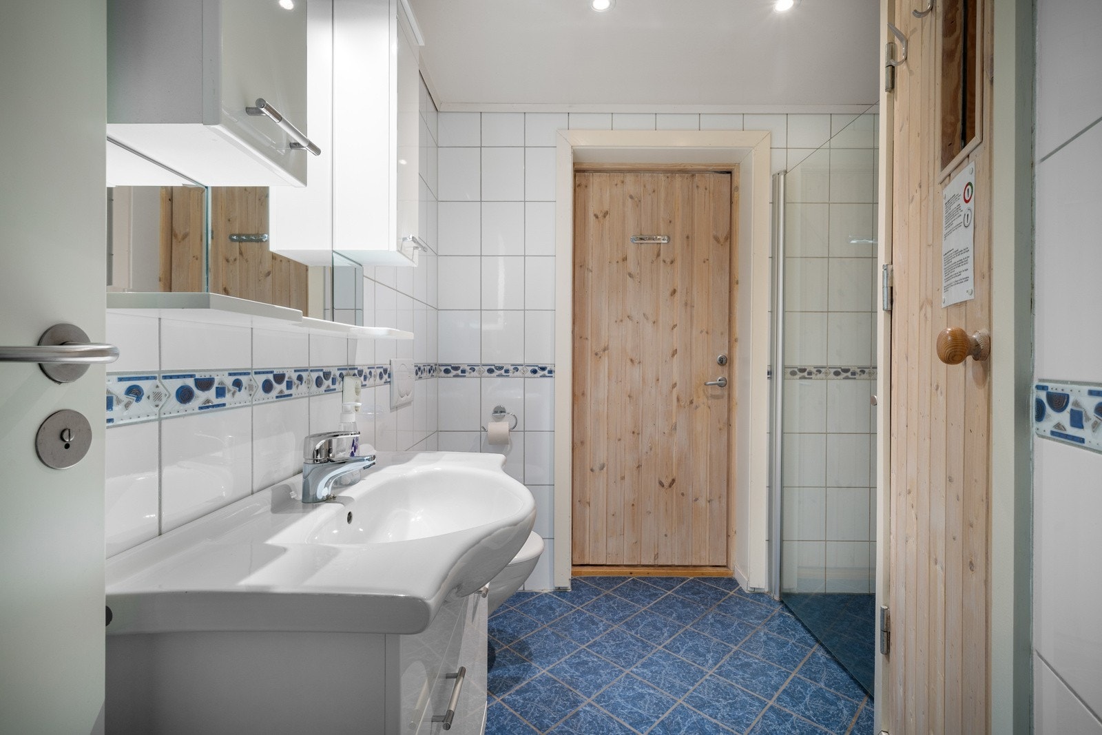 Fra badet er det utgang og direkte adkomst til terrassen Galleribilde