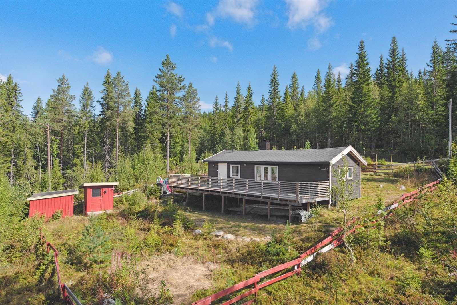 Velholdt hytte med usjenert beliggenhet i naturskjønne omgivelser. Galleribilde